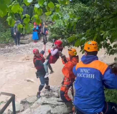 Спасатели эвакуировали 7 туристов с ребенком из Агурского ущелья в Сочи
