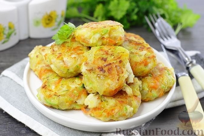 Нежнее обычных. 
РУБЛЕНЫЕ КУРИНЫЕ КОТЛЕТЫ С КАБАЧКОМ