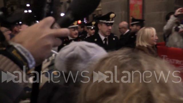 Prima della Scala, sfilata di vip all'ingresso: da Liliana Segre a Patti Smith смотреть онлайн