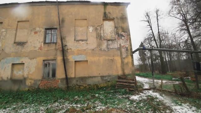 Посмотрел старинную усадьбу.Там живут люди. Увидел на территории могилу ребёнка