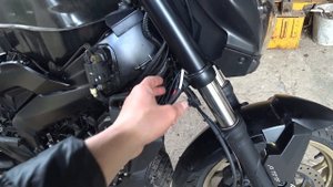 Bajaj Dominar 400. Снятие накладки бака. Установка зарядки USB.