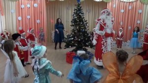 Весёлый танец с Дедом Морозом