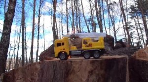 Горит игрушечная машинка.