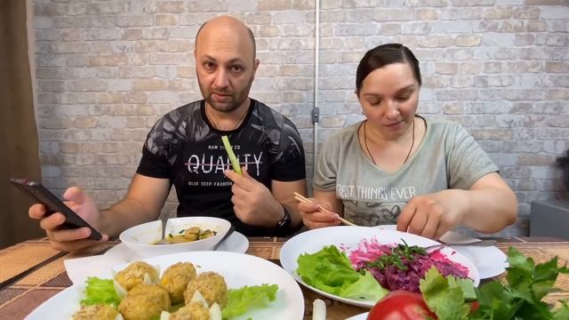 Мукбанг. Уставшие, но счастливые. Ленивые ПЕЛЬМЕШКИ и салат КУВШИНКИ. @Галина Кухня.