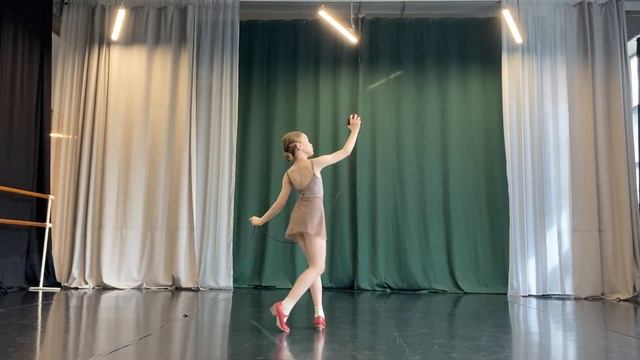 Обучающий курс "Работа с предметом в уроке народно-сценического танца (для 1-2 годов обучения)"