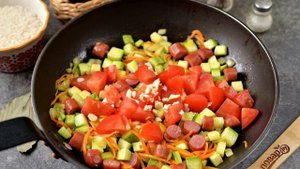 Рис с колбасками и овощами