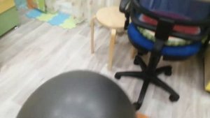 Пинаю мяч для йоги.