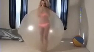 Блондинка застряла в резиновом шаре! girl gets stuck  fail!