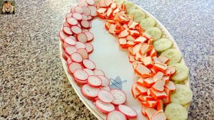 Свежий весенний салат с редиской и огурцом рецепт с крабовыми палочками