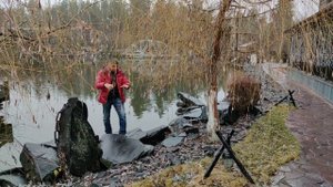 Укладка камней по берегу пруда.