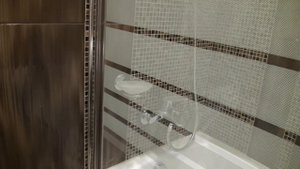 Как установить стеклянную дверцу на ванну. 3 часть