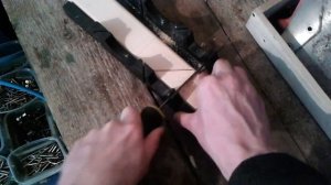 Видео: Как пилить плинтус под прямым углом в стусле?