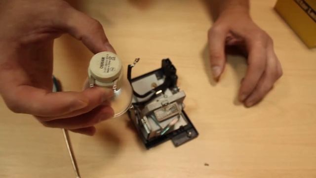 Инструкция по замене лампы в проекторе на примере модели Benq W600+ смотреть онлайн