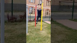 Workout. Рукоход как часть тренировки на свежем воздухе.