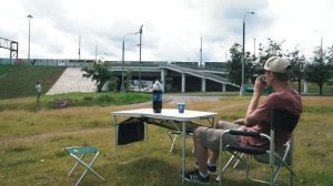 Трюк - ленивый фрисби - поймать не вставая с места