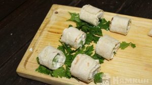 Роллы из лаваша с начинкой из курицы, огурцов и сыра Филадельфия