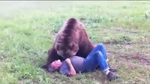 мужик играет с медведем