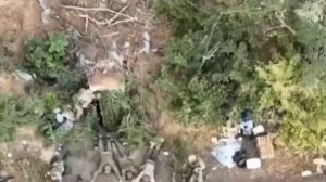 На этом видео четверо русских десантников берут в плен 11 бойцов ВСУ.