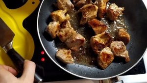 Жарим свинину с луком. Очень вкусно!