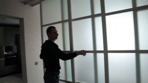 Каскадная перегородка из четырёх створок с синхронным открыванием — правильно зонируем квартиру