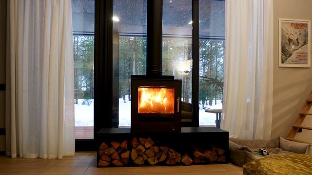 Печь-камин у окна — RAIS Q-Tee 2, вид с дивана смотреть онлайн