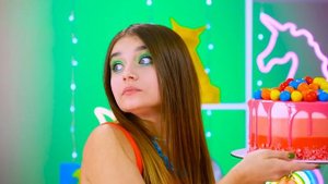 БОГАТАЯ VS БЕДНАЯ Бутылка С Цветным Желе Челлендж | Загадочная Конфетная Машина от RATATA COOL