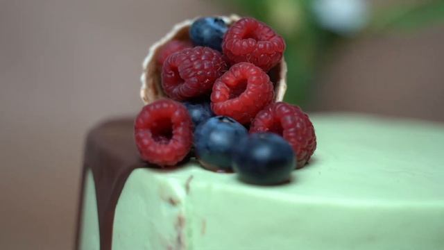 Украшаем торт вафельным рожком и россыпью ягод