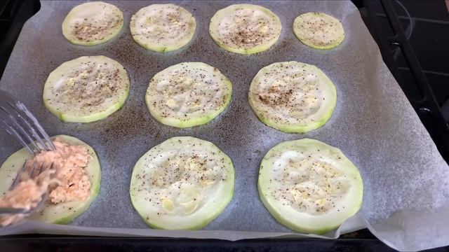 БОЛЬШЕ НЕ ЖАРЮ КАБАЧКИ!ОЧЕНЬ ПРОСТОЙ,ВКУСНЫЙ И ПОЛЕЗНЫЙ РЕЦЕПТ КАБАЧКОВ В ДУХОВКЕ! смотреть онлайн