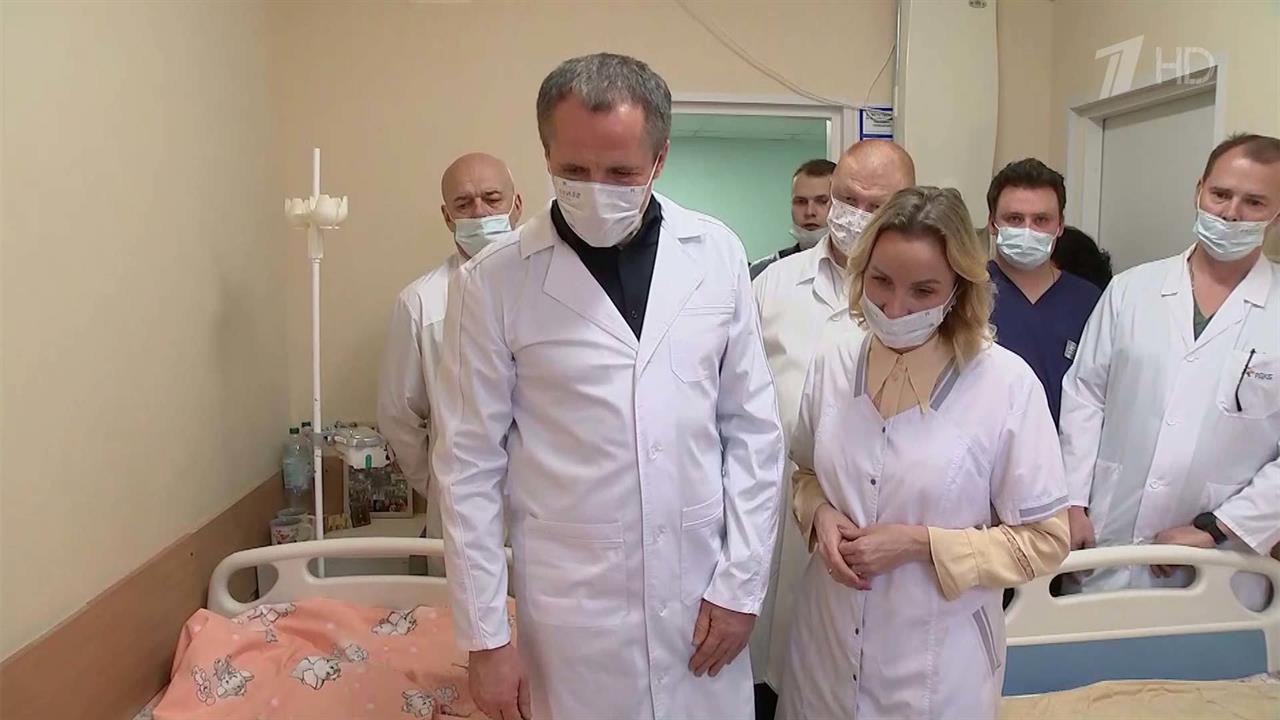 Губернатор Вячеслав Гладков навестил детей, пострадавших от украинских атак в Белгороде