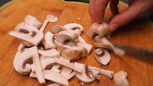 Тёплый салат с рукколой и говядиной