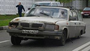 Машины-развалюхи на дороге.