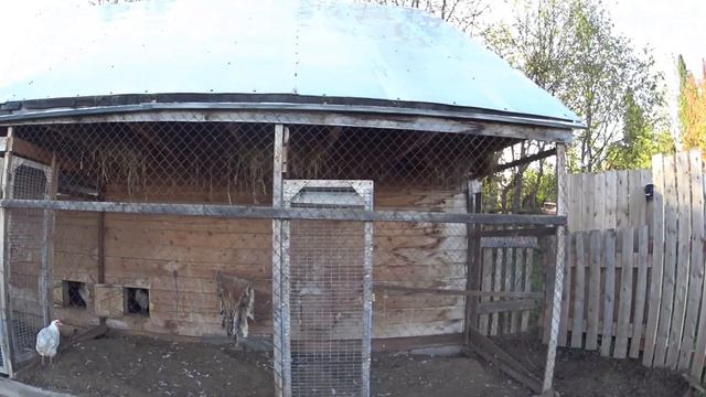 Простейший водосток из профиля для сбора дождевой воды//Деревенские будни смотреть онлайн