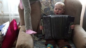 О боже какой мужчина на гармошке:-)