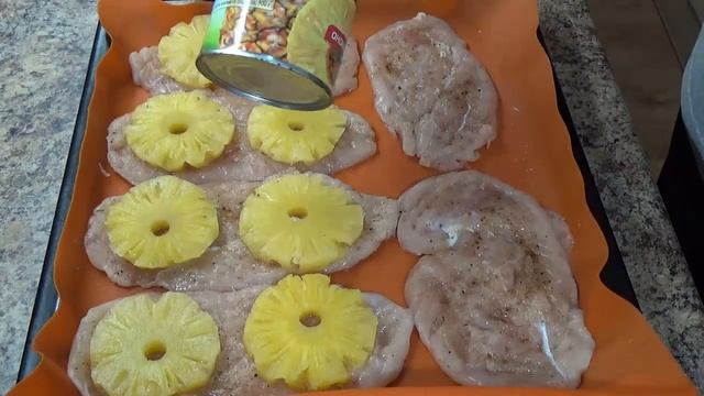 Куриные отбивные с ананасом и сыром в духовке к Новогоднему столу смотреть онлайн