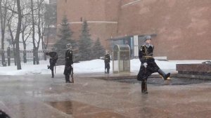 Смена почетного караула возле кремля в Москве.