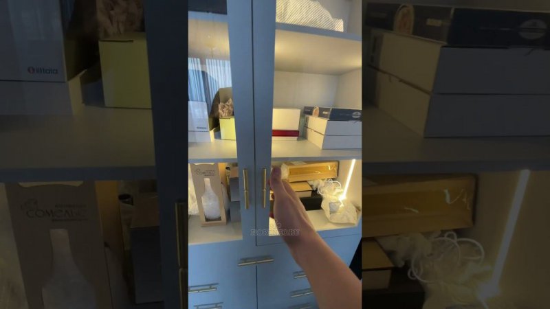 Шкаф витрина совмещенный с платяным шкафом