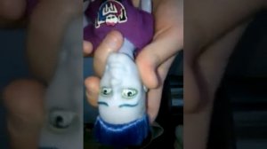 Стираю "макияж" у куклы монстр хай слоу мо