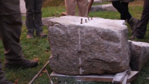 Раскалывание гранитного блока клиньями - Splitting Granite