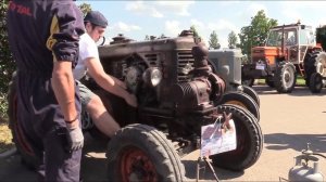 Запуск итальянского трактора 1931 года, работающего на сырой нефти. Нефтяной двигатель.