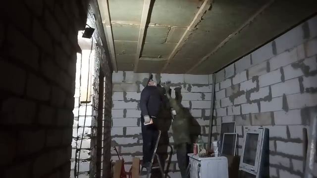 Утеплили потолок,поставили окна и дверь! смотреть онлайн