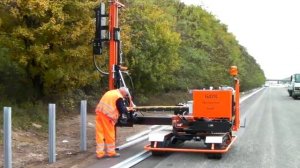 Установка дорожного ограждения с помощью сваебойной установки GAYK