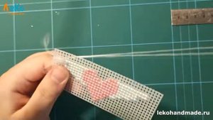 Брелок из пластиковой канвы. Вышивка на пластиковой канве.