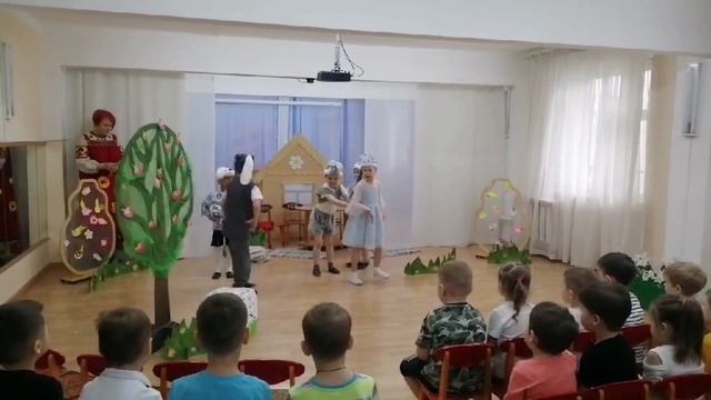 Фрагменты сказки В.Сутеева «Мешок яблок» в группе «Малахитовая шкатулка»