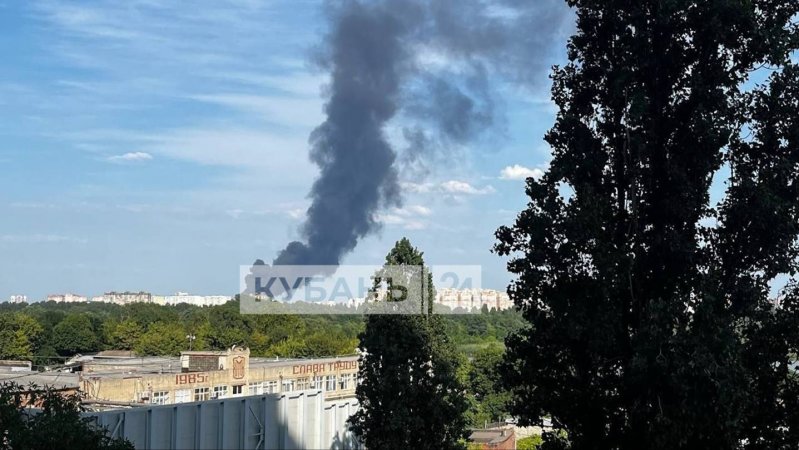 Склады с пластиком загорелись в Пашковском жилом массиве Краснодара