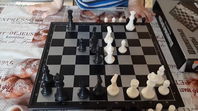 Необычные комбинации игры в шахматы для детей, от Максика смотреть онлайн