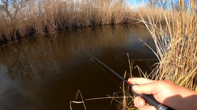 С УЛЬТРАЛАЙТОМ по каналам. Окунь и щука на ультралайт воблеры.