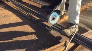 Как правильно порезать, арматуру диаметром 12 мм, болгаркой.