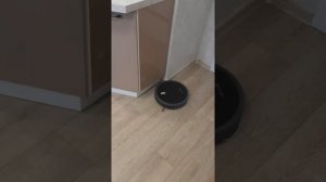 Робот-пылесос aqua v715b в работе (влажная уборка)