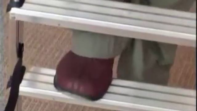Как очистить потолок от побелки