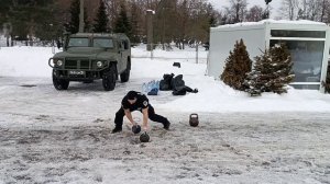 Показуха ОМОН с гирей